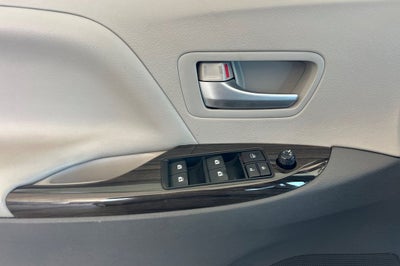 2017 Toyota Sienna XLE 8 Passenger