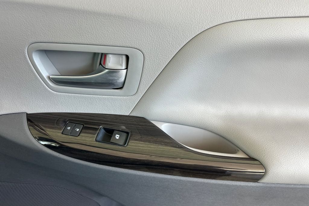 2017 Toyota Sienna XLE 8 Passenger