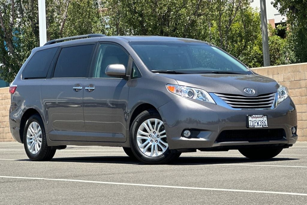 2017 Toyota Sienna XLE 8 Passenger