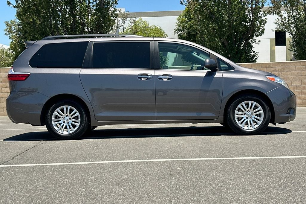 2017 Toyota Sienna XLE 8 Passenger