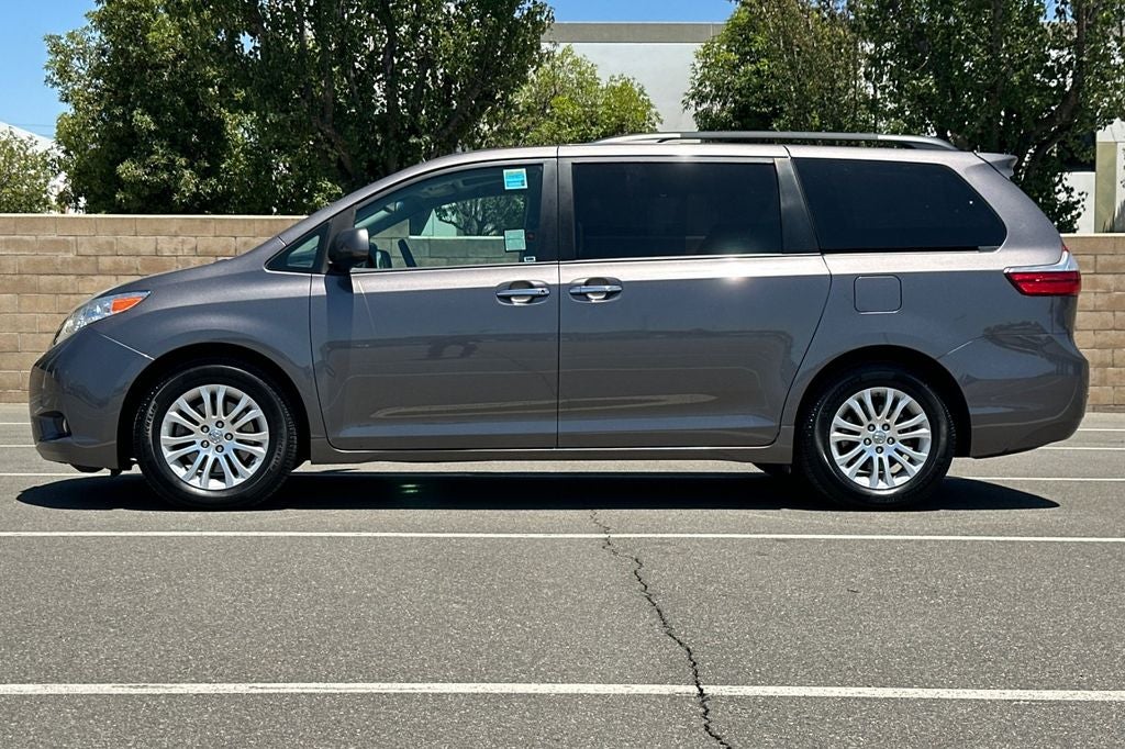2017 Toyota Sienna XLE 8 Passenger
