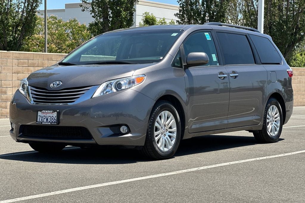 2017 Toyota Sienna XLE 8 Passenger